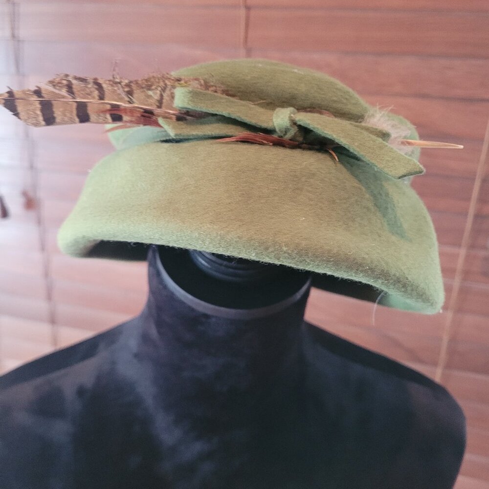 Vintage 1960s Wool felted Ladies Hat with Feather